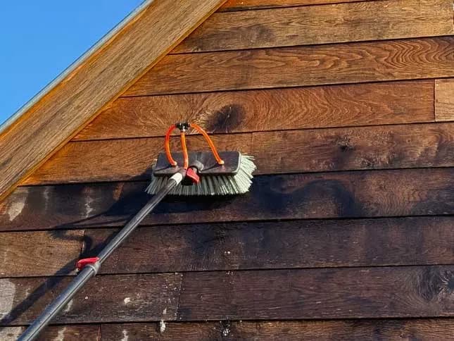 Jak usunąć pajęczyny z elewacji - skuteczne metody i porady