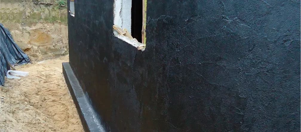 Czym smarować fundamenty, aby uniknąć wilgoci i zniszczeń?