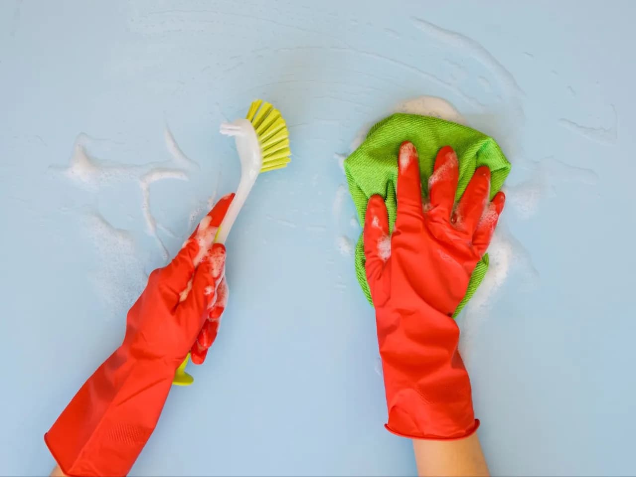 Skuteczne sposoby na to, czym umyć ściany z kurzu i zabrudzeń