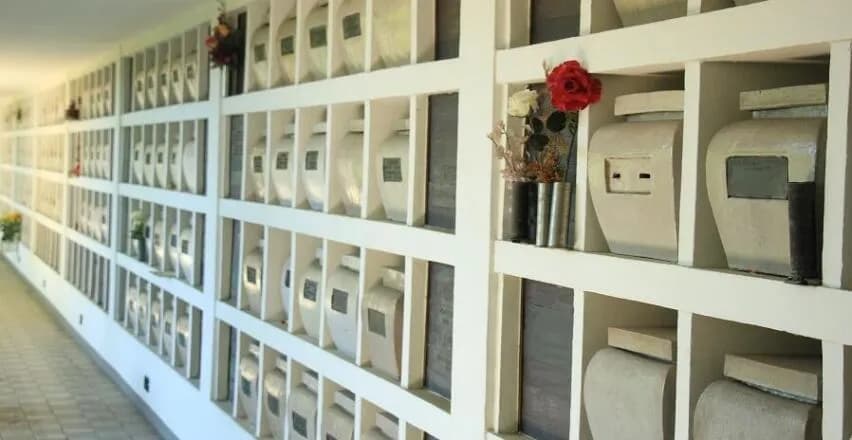 Jak się nazywa ściana na urny i dlaczego jest tak ważna?