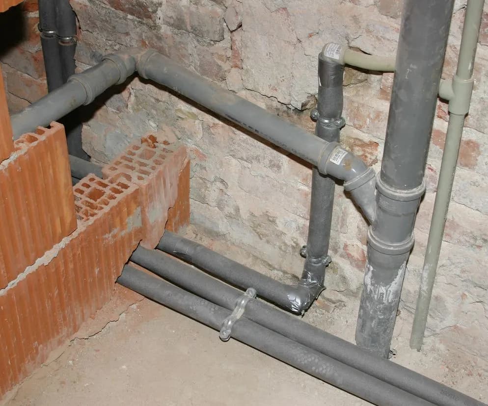 Izolacja rur co w posadzce: jak uniknąć kosztownych szkód i strat