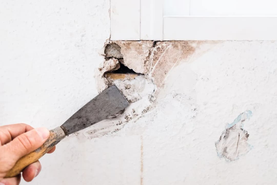 Jak naprawić dziurę w ścianie - proste kroki, które uratują Twoją ścianę