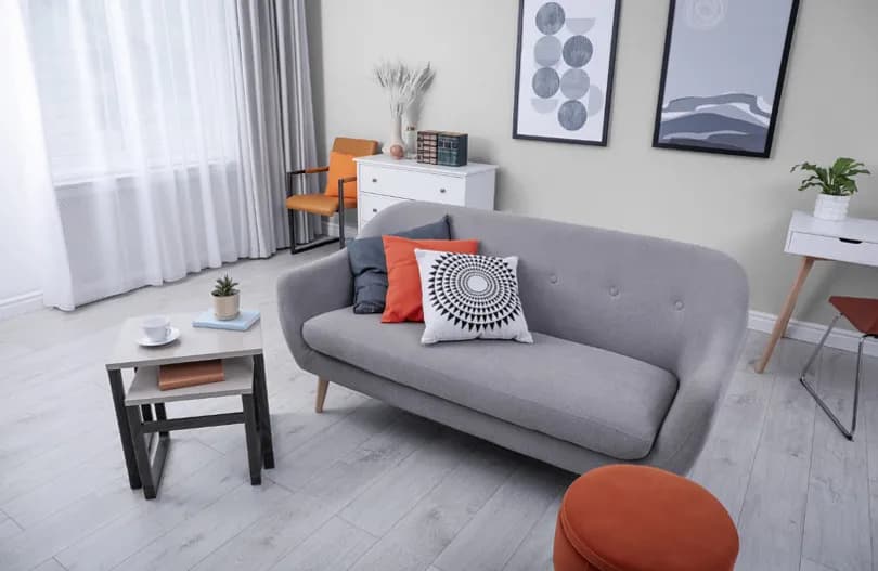 Jaki kolor ścian do szarej podłogi, aby stworzyć przytulną przestrzeń?