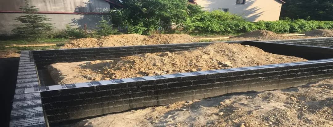 Jaką izolację poziomą na fundament wybrać, aby uniknąć wilgoci?