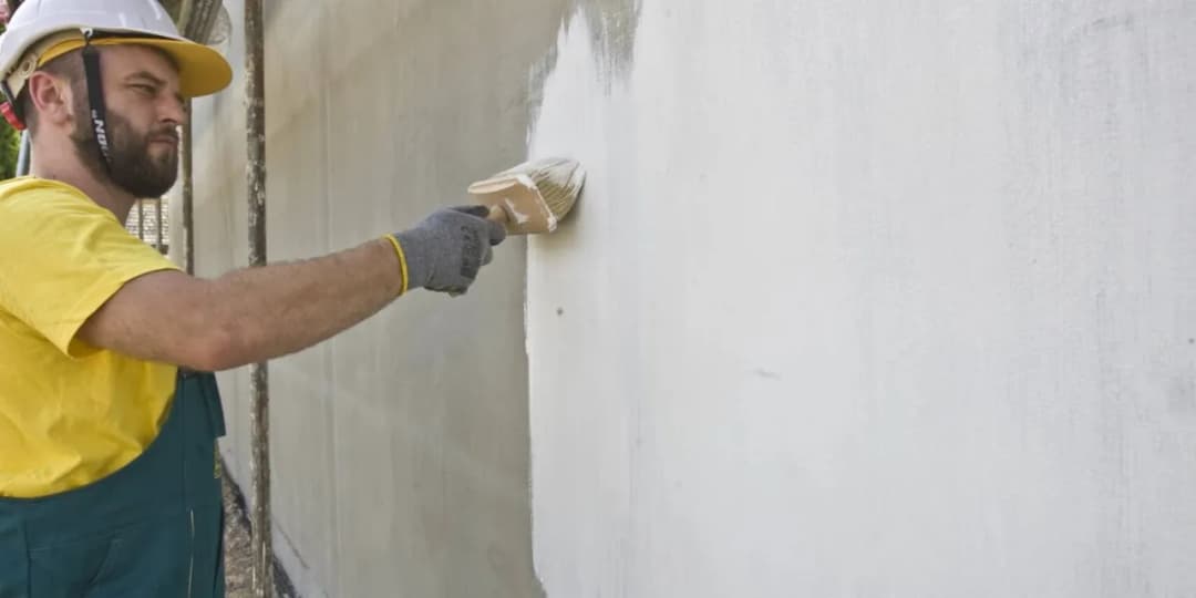 Jak wyczyścić elewację z błota i uniknąć kosztownych uszkodzeń