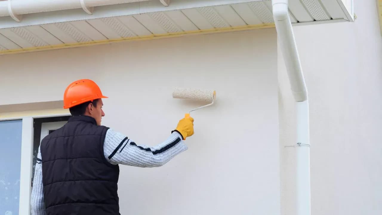 Ile kosztuje pomalowanie elewacji domu? Sprawdź ceny i oszczędności