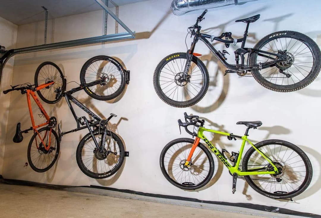 Jak powiesić rowery na ścianie: proste sposoby na oszczędność miejsca