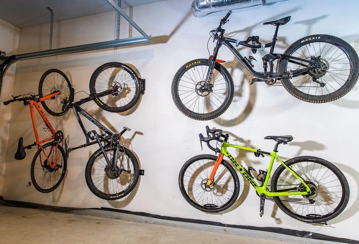 Jak powiesić rowery na ścianie: proste sposoby na oszczędność miejsca
