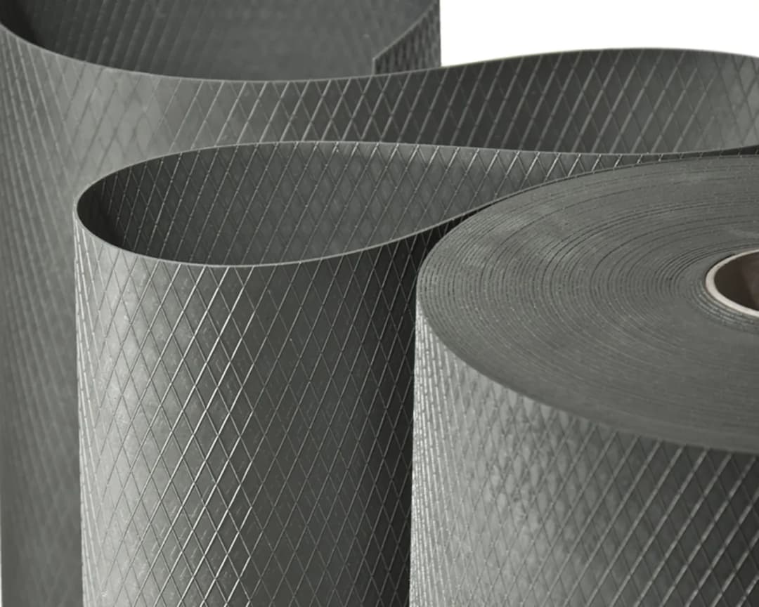 Jaką folię do izolacji poziomej fundamentów wybrać, aby uniknąć wilgoci?